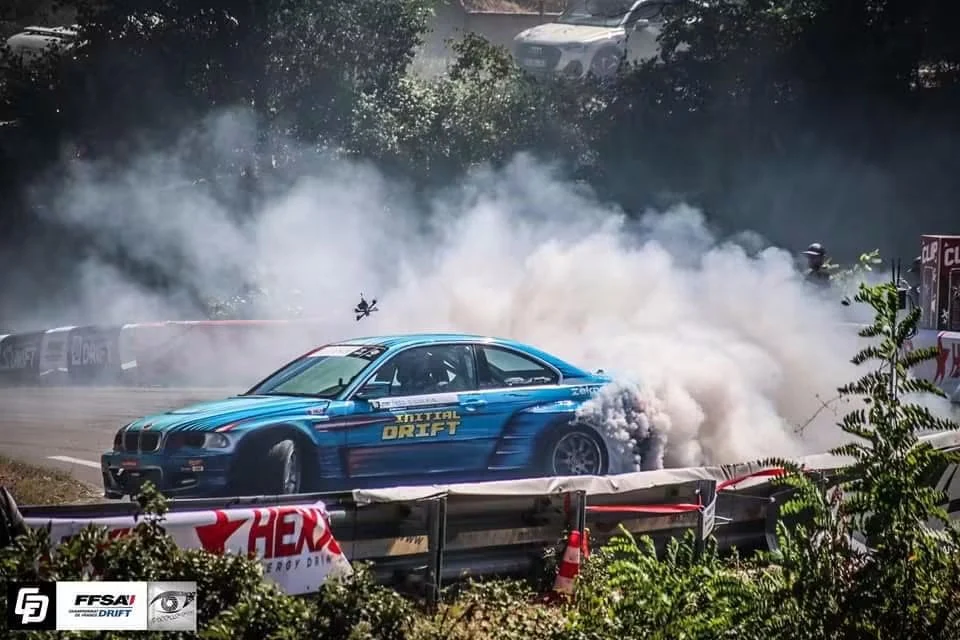 Voiture Initial DRIFT pendant une démonstration de drift, entourée de fumée